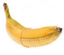 banania në një prezervativ imiton një karin e zmadhuar